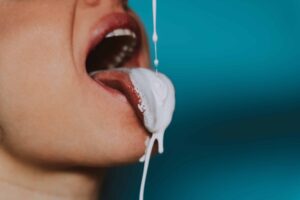 Avaler le sperme, une pratique sexuelle expliquée simplement | Désirs coquins