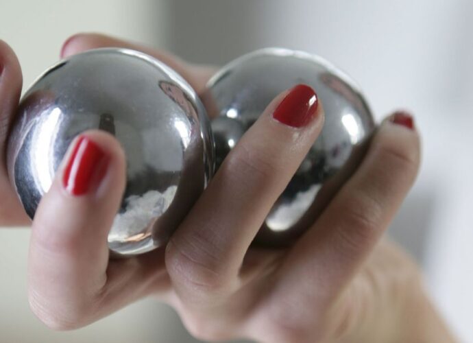 Caresse des testicules : techniques douces pour éveiller les sens masculins Caresse des testicules : techniques douces pour éveiller les sens masculins | Désirs coquins